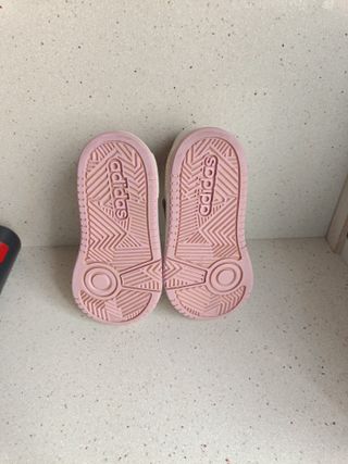 Zapatillas Adidas Hoops blancas y rosas 18cm