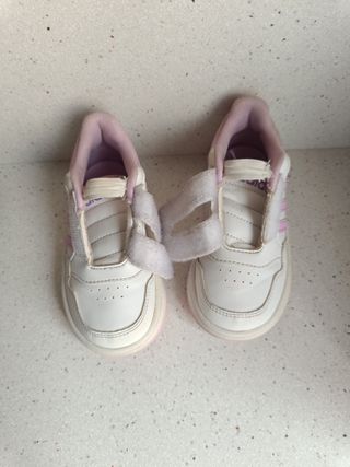 Zapatillas Adidas Hoops blancas y rosas 18cm
