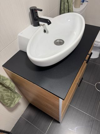 Mueble de baño con lavabo y grifería
