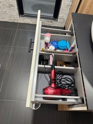 Mueble de baño con lavabo y grifería