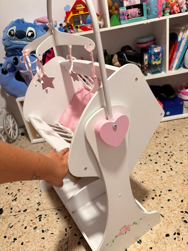 Cuna de muñecas rosa con accesorios
