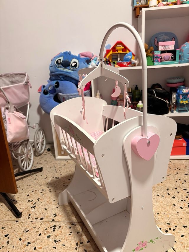 Cuna de muñecas rosa con accesorios