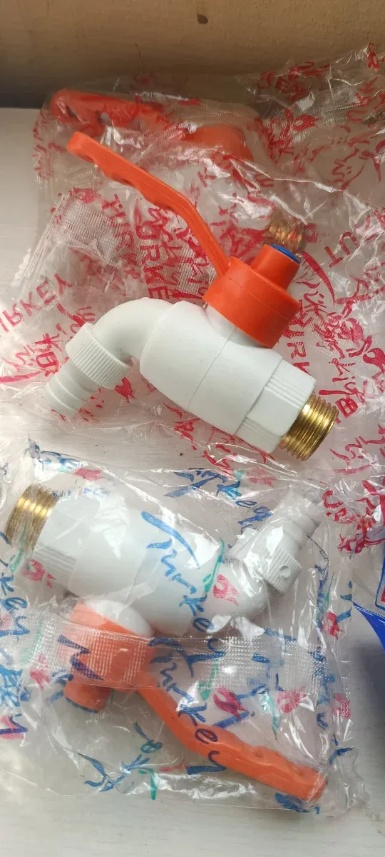 Grifo de jardín blanco y naranja