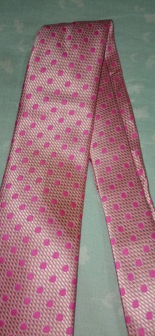 Corbata rosa con puntos