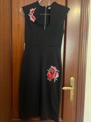 Vestido negro con flores bordadas