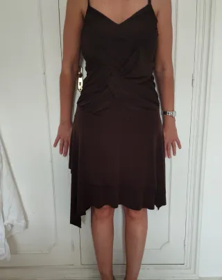 Vestido marrón con tirantes