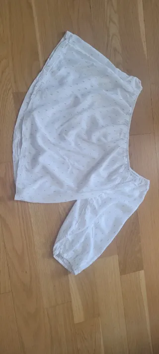 Blusa asimétrica blanca con brillos