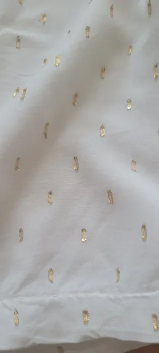 Blusa asimétrica blanca con brillos