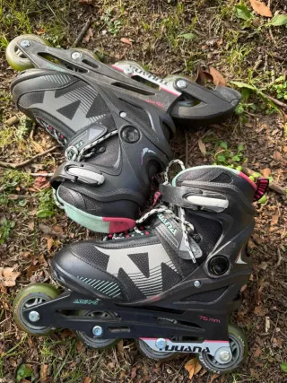Patines en línea negros y grises