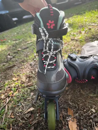 Patines en línea negros y grises