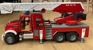 Camión Bomberos Bruder Escalera DLK 23/12