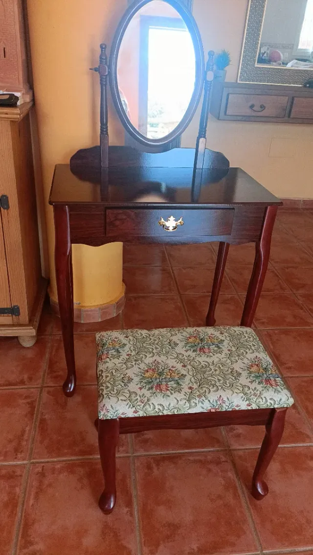 Tocador de madera con espejo y taburete