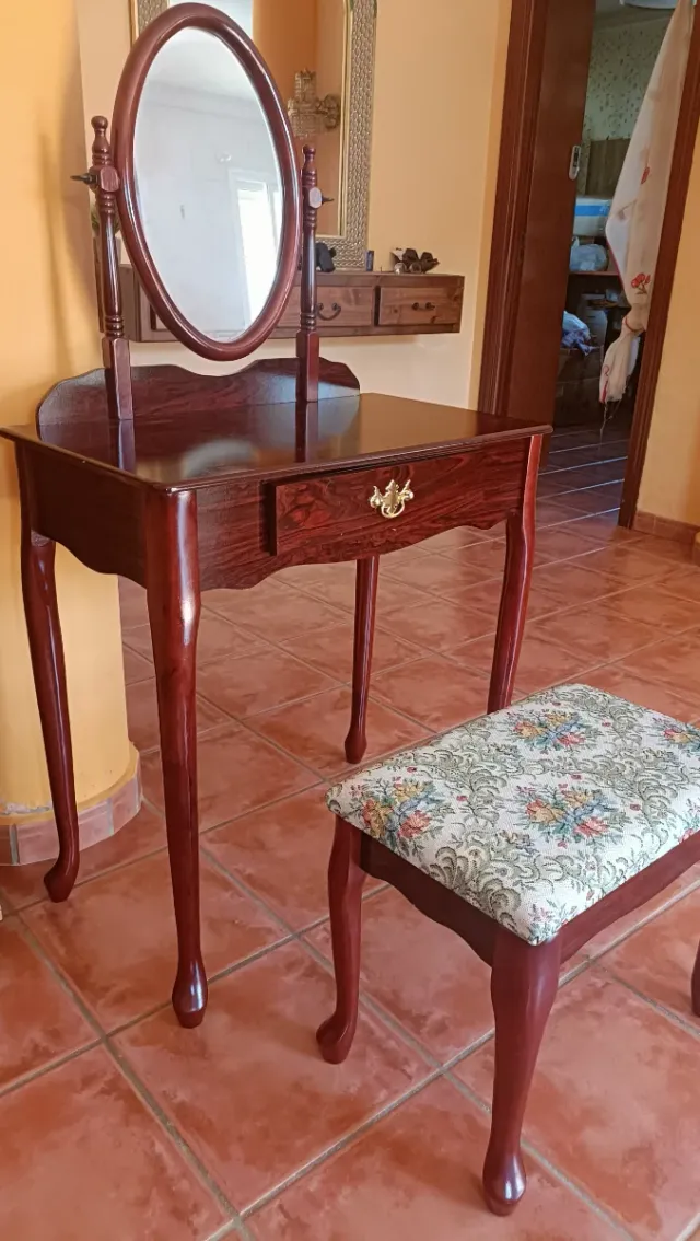 Tocador de madera con espejo y taburete