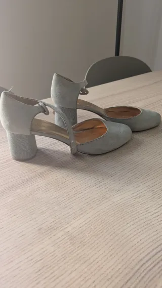 Zapatos Flor de Ashoka ante azul