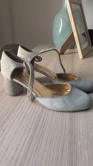 Zapatos Flor de Ashoka ante azul