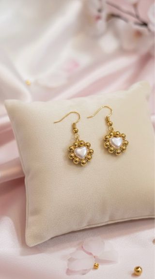 Pendientes artesanales corazón perla dorados