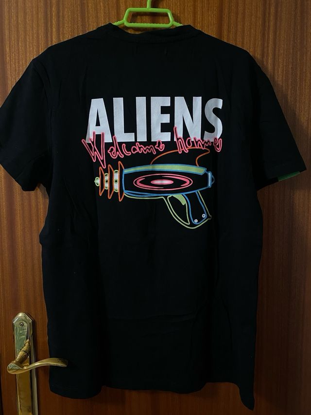 Camiseta Bershka Aliens Negra Talla XS