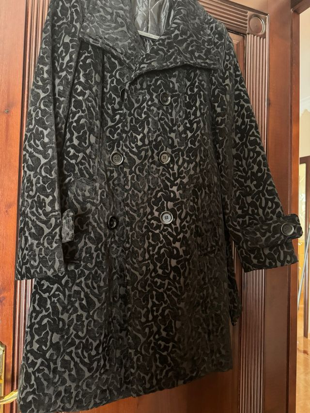 Abrigo negro estampado