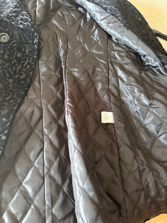 Abrigo negro estampado