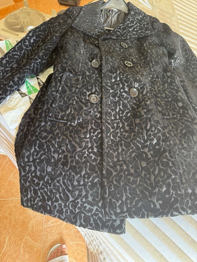 Abrigo negro estampado
