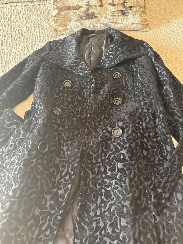 Abrigo negro estampado