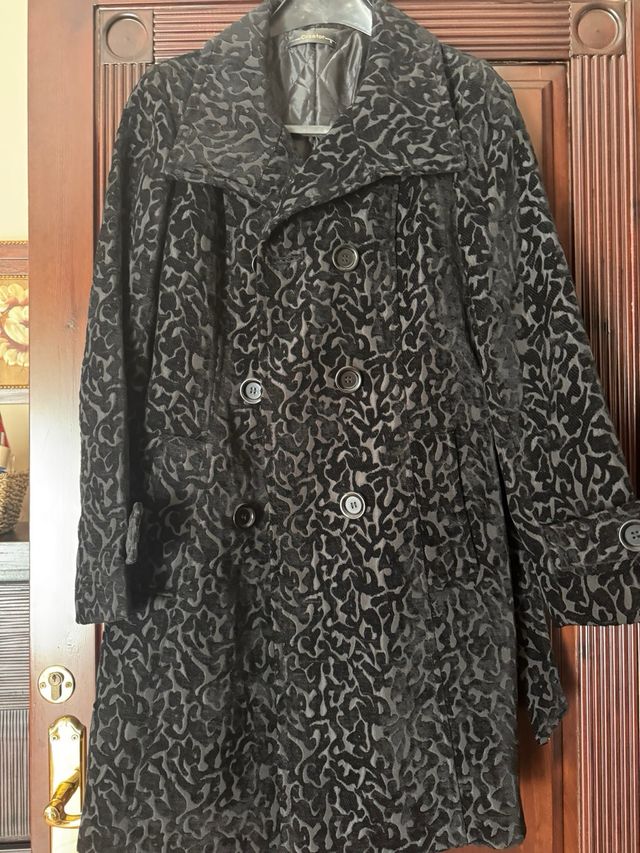 Abrigo negro estampado