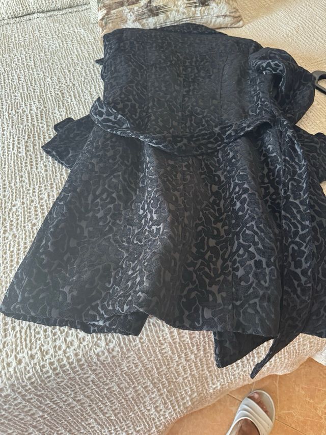 Abrigo negro estampado