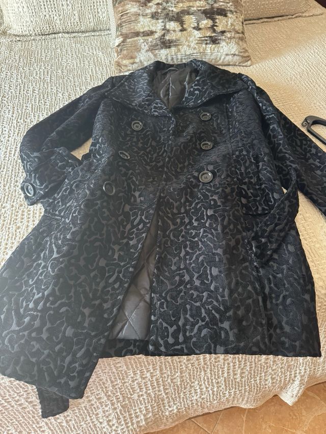 Abrigo negro estampado
