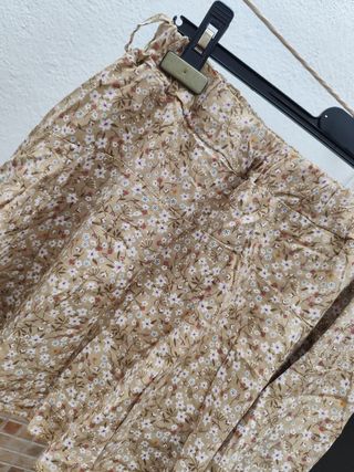 Falda pantalón corta beige flores