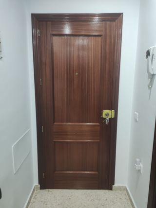 Puerta de entrada madera piso