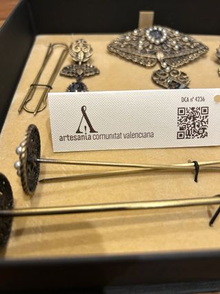 Aderezo Fallera oro viejo con piedra negra.