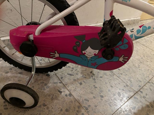 Bicicleta infantil con ruedines