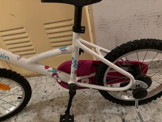Bicicleta infantil con ruedines