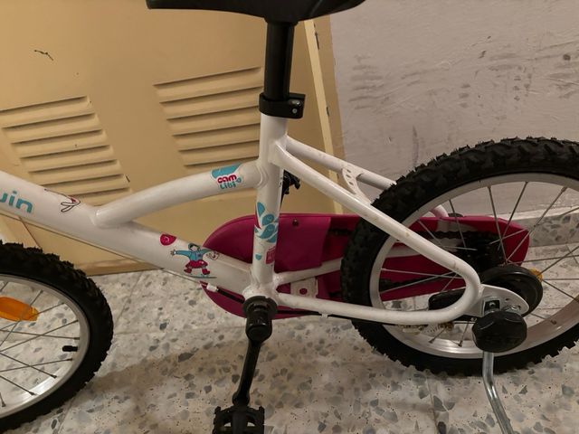 Bicicleta infantil con ruedines