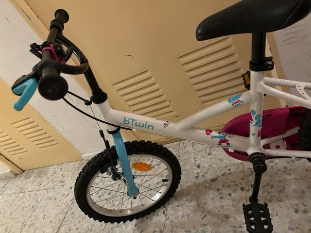 Bicicleta infantil con ruedines