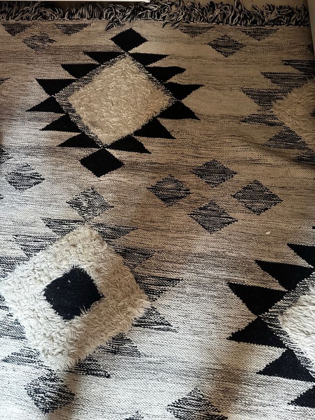 Alfombra geométrica beige y negra