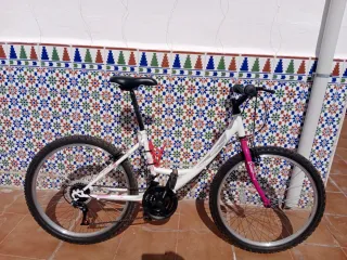 Bicicleta infantil blanca y rosa