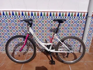Bicicleta infantil blanca y rosa