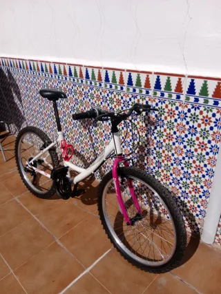 Bicicleta infantil blanca y rosa