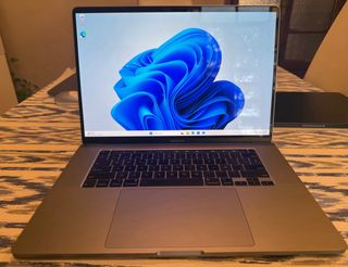 MacBook Pro 16” 2019 1TB SSD conWindows11 touchbar
