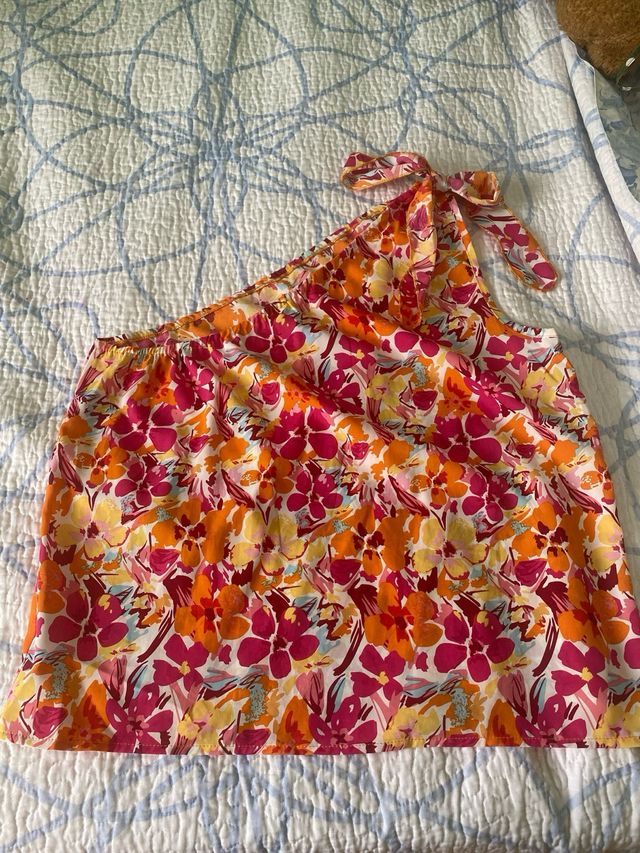 Top asimétrico floral