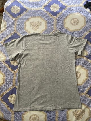 Camiseta gris con estampado animal print