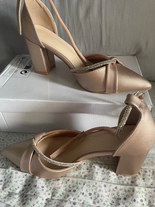 Zapatos de fiesta beige y rosado con pedrería.