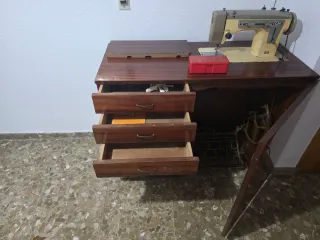 Mueble Singer Alfa con máquina de coser
