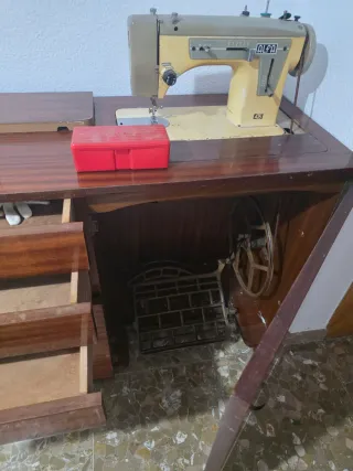Mueble Singer Alfa con máquina de coser