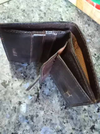 Cartera Piel Levis Marrón con Monedero