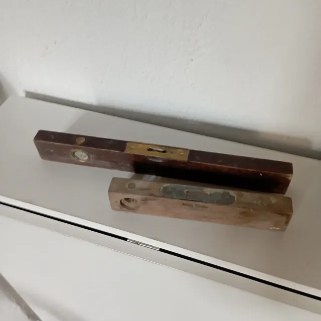 2 Niveles de madera antiguos