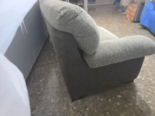 Sofá de tela beige y gris