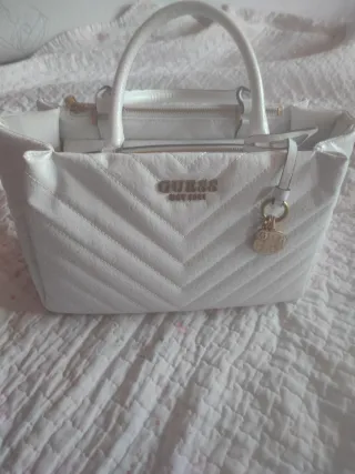 Bolso Guess Blanco y Dorado