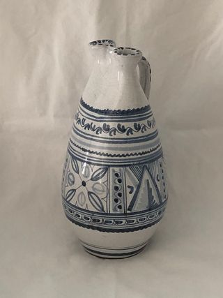 Jarrón de cerámica artesanal azul y blanco